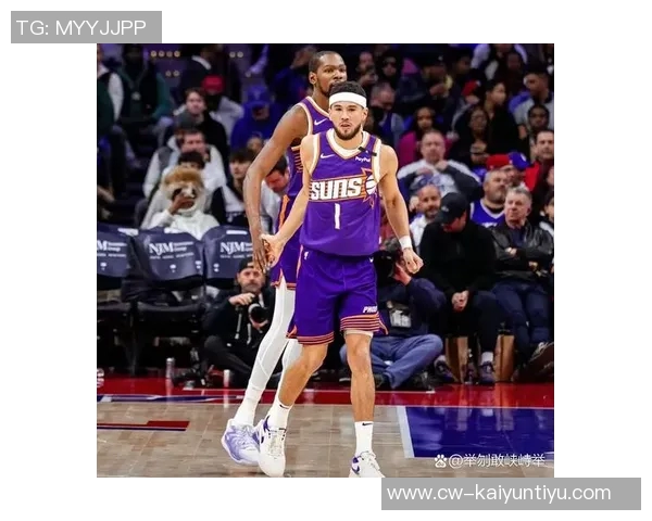 布克半场表现出色10投6中斩获15分并罚球全中助力球队稳定火力